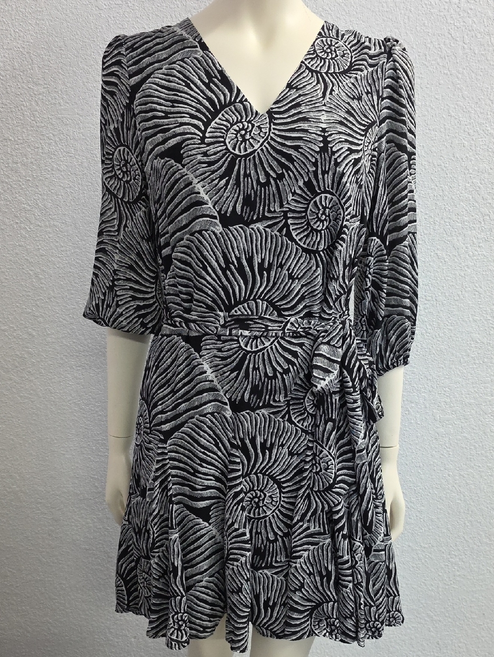 WHBM  Black White Shell Print Dress NWT Size 8